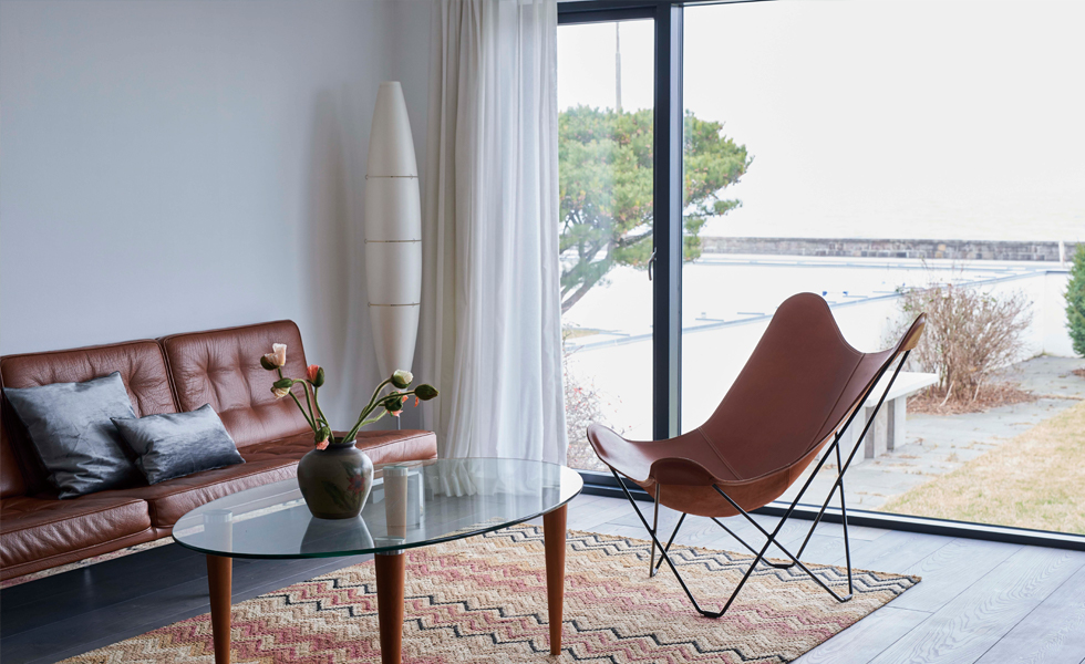 CUEROバタフライチェアの製品画像。